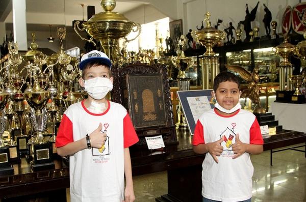 Meninos da Casa Ronald McDonald conhecem Salo de Trofus do clube