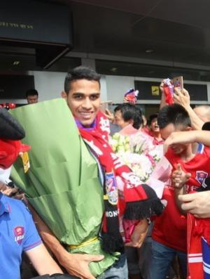 Alan Kardec  festejado na chegada ao Chongqing Lifan, da China