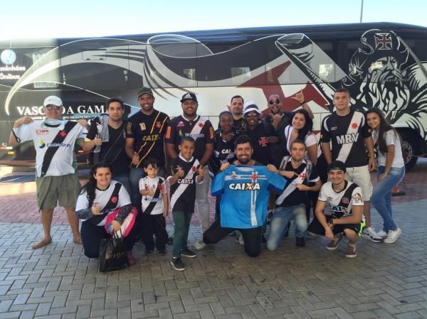 Torcedores felizes com o Vasco em Juiz de Fora