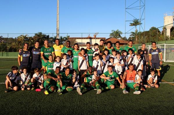 Crianas posam com atletas e membros da comisso