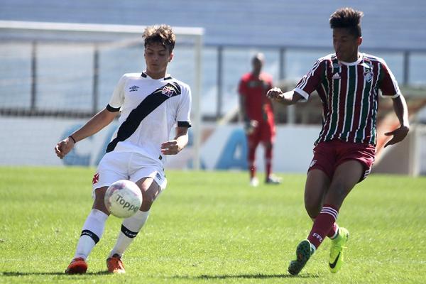 Vitor Lari afastando o perigo da defesa do sub-15