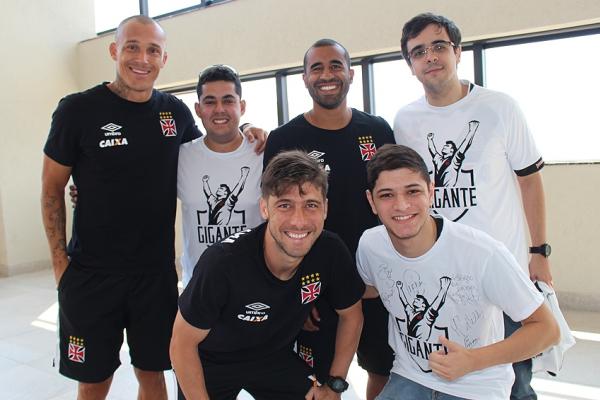 Leandro, Jlio e Fellype Gabriel posam com os Gigantes