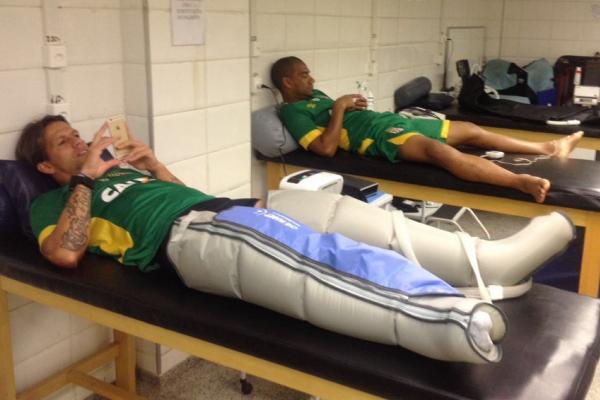 Diguinho e Rodrigo realizando trabalho de recuperao