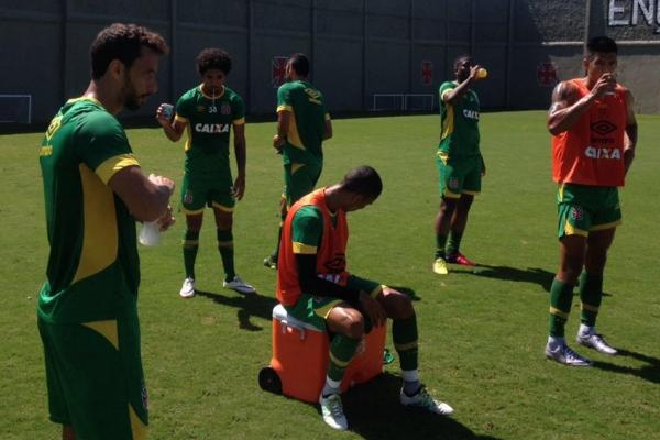 Nen se hidrata aps trabalhar firme no campo anexo