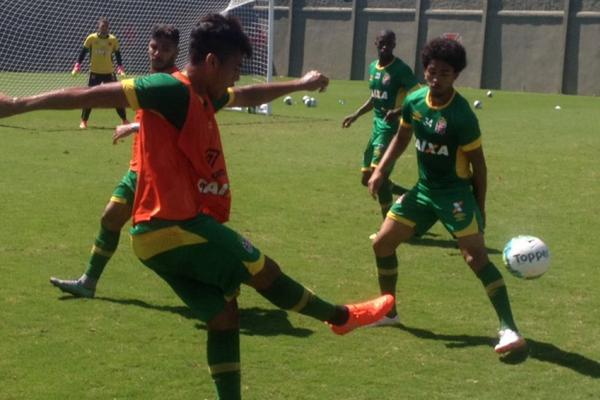 Douglas Luiz observa lanamento executado por Evander