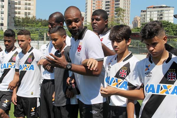 Vincius Almeida parabeniza atletas aps o apito final