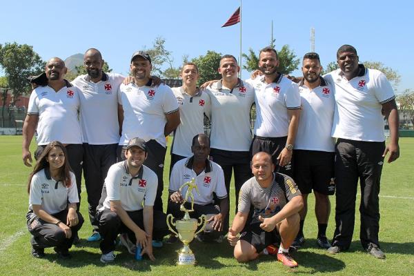 Comisso tcnica posa com a Taa Guanabara