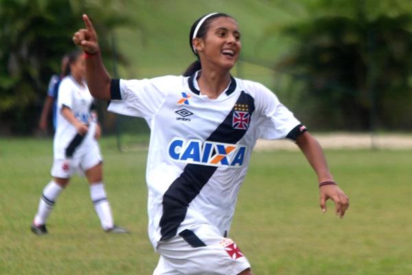 Esquerdinha comemora gol com a camisa do Vasco