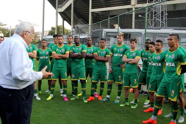 Eurico conversa com jogadores na inaugurao do campo anexo. Cena se repetiu nesta quarta