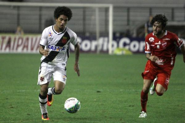 Douglas Luiz puxa ataque vascano: volante brilhou contra o Vila Nova