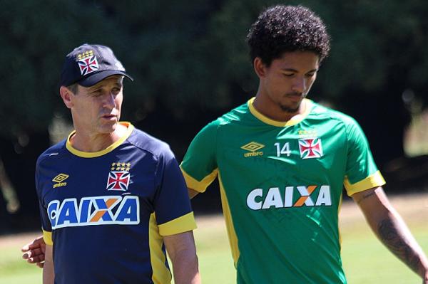 Jorginho orienta Douglas durante treino em Cuiab, no Mato Grosso