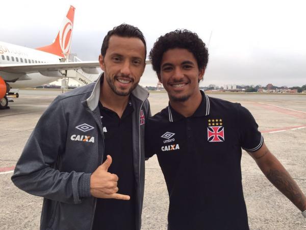 Na viagem para Santos, Douglas posa com Nen, de quem recebeu elogios