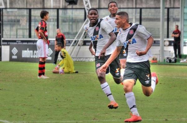 Paulinho comemora gol marcado em cima do Flamengo