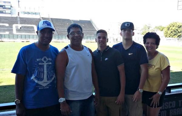 Paulinho (no centro) ao lado da famlia: Pablo ( esquerda), Paulo, Romrio e Ana