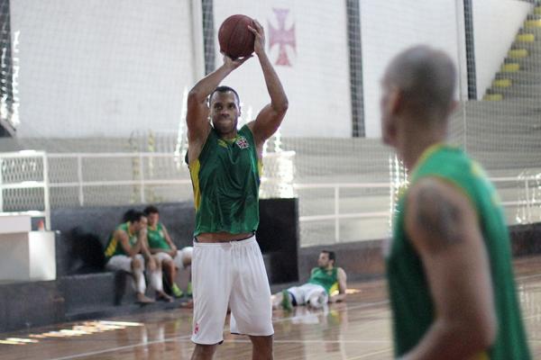 Wagner tenta arremesso durante treinamento no Ginsio Vasco da Gama