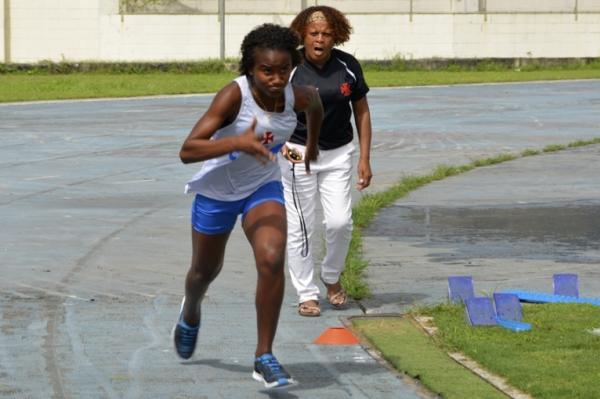 Maria Vitria em treinamento com a coordenadora de atletismo do Vasco, Solange Chagas