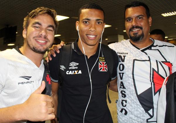 Madson recebe o carinho da torcida em Salvador