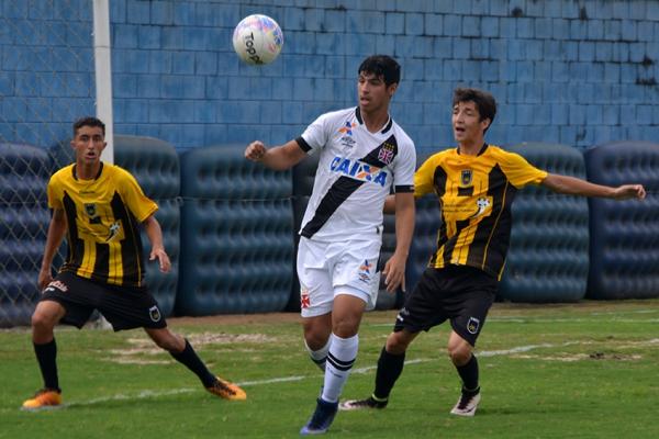 Breno marcou dois gols e deu uma assistncia na vitria do sub-17