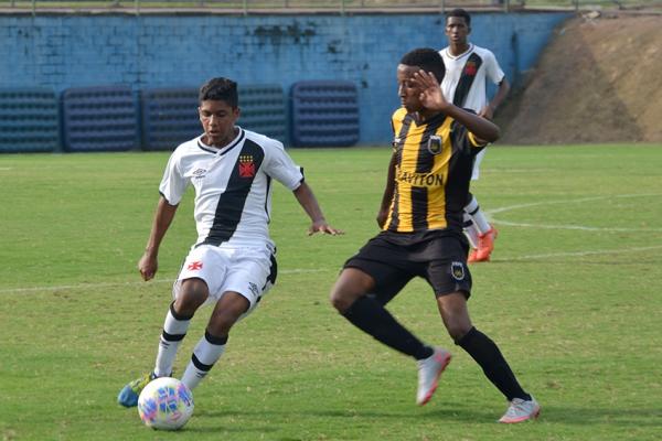 Gabriel tenta lanamento no empate do sub-15