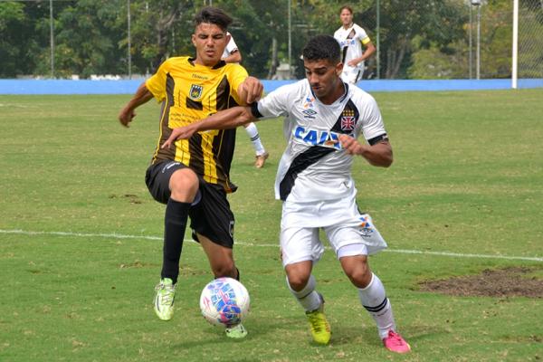 Linnick dribla o marcador na goleada do juvenil