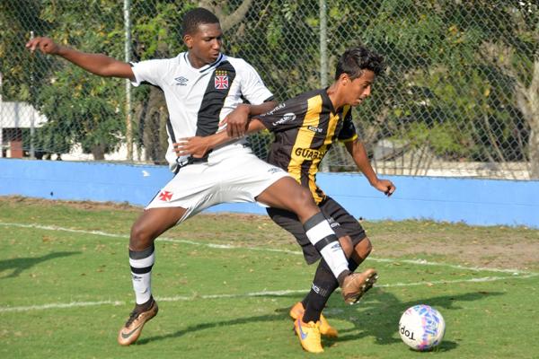 Elian busca a recuperao da bola no setor ofensivo