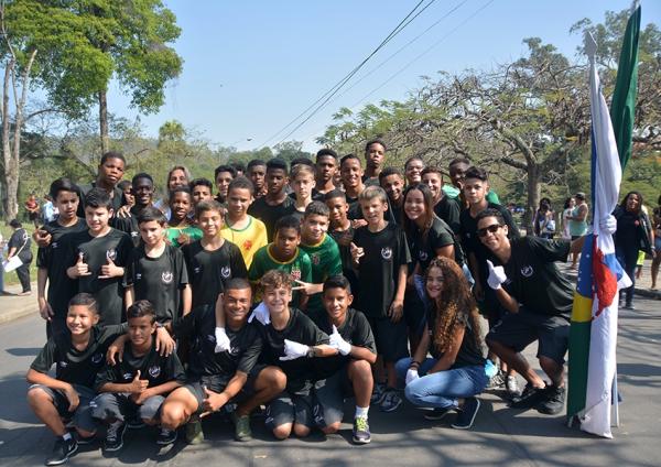 Alunos do Colgio Vasco da Gama no desfile