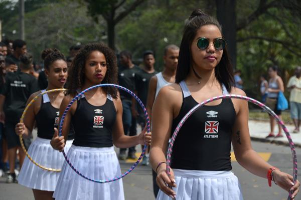 Meninas do atletismo durante o desfile