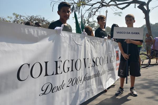 Estudantes seguram a faixa com o nome do colgio