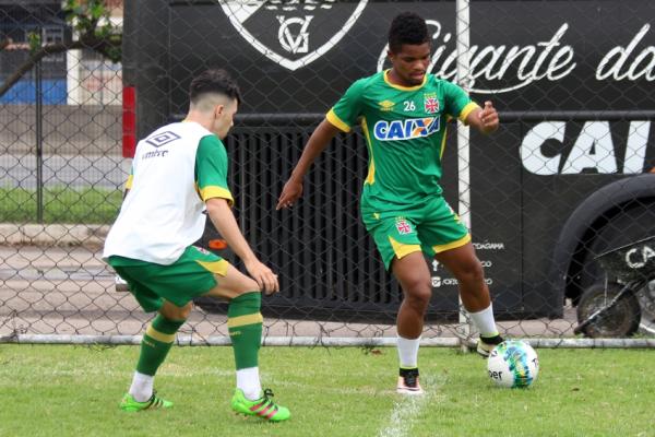 Lorran tenta superar marcao de Marcondele