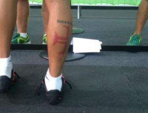 A tatuagem de Fbio com Cruz de Malta e frase