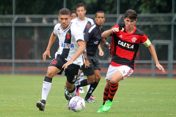 Alexandre tenta jogada ofensiva