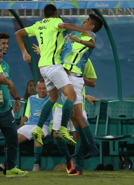 Festa dos vascanos: Diego Delgado comemora gol com Felipe Gomes