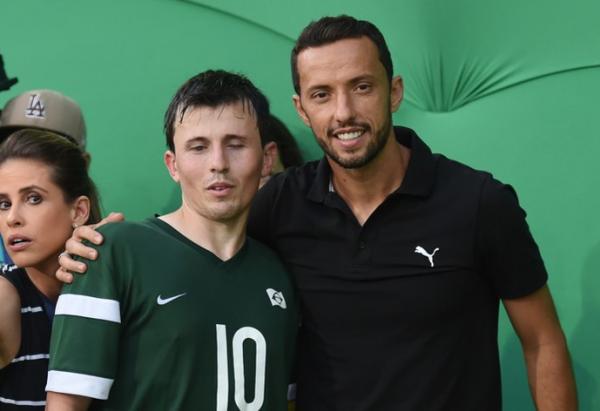 Nen e Ricardinho posam para foto depois da vitria do Brasil no futebol de 5