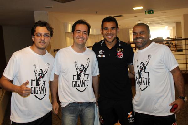 Gigantes posam ao lado de derson