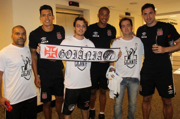 Scios posam ao lado de Julio dos Santos, Jordi e Martn Silva