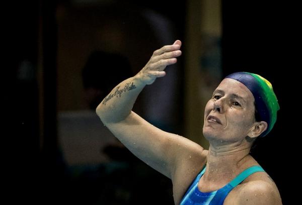 Susana Schnarndorf sai da piscina emocionada