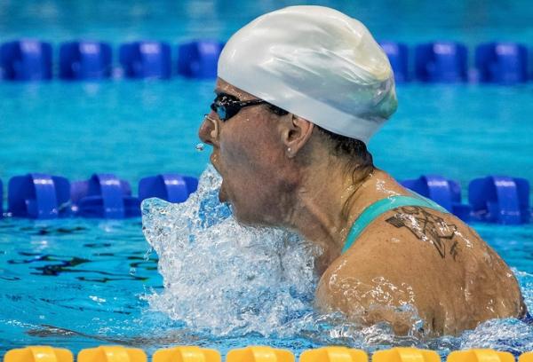 Susana pega flego durante o nado peito