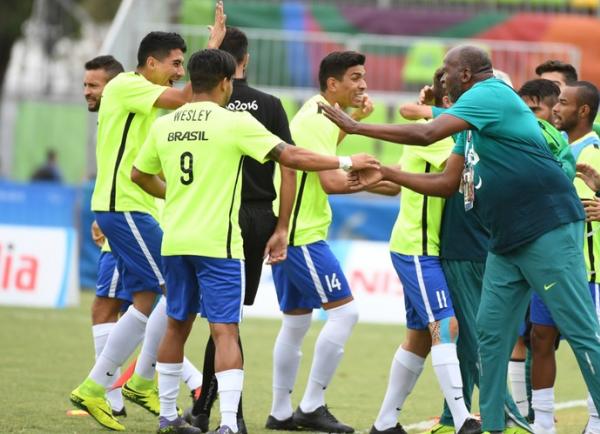 Jogadores brasileiros comemoram o primeiro gol sobre a Holanda