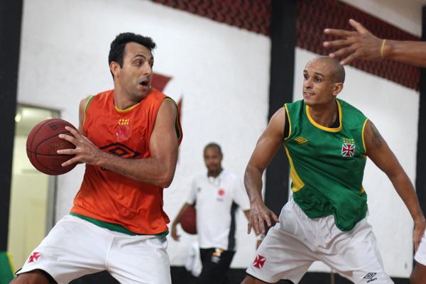 Hlio durante treinamento no Ginsio Vasco da Gama