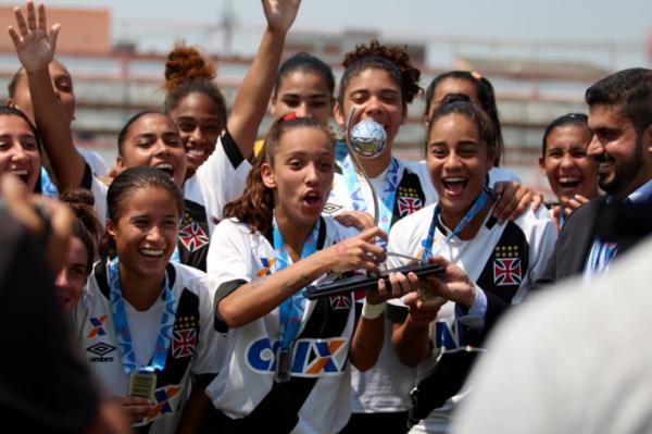 Capit Thayla exibe com orgulho o trofu de segundo lugar