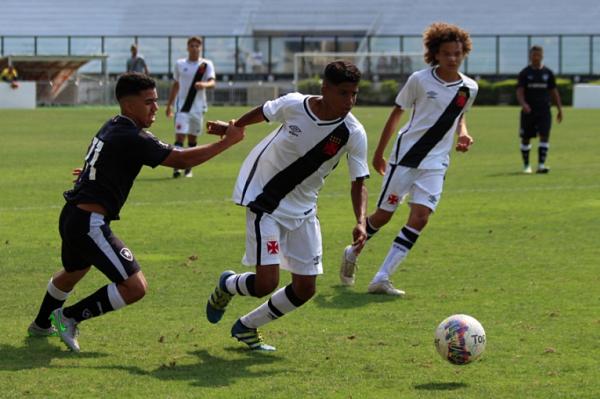 Observado por Victor Hugo, Gabriel Saulo puxa contra-ataque vascano