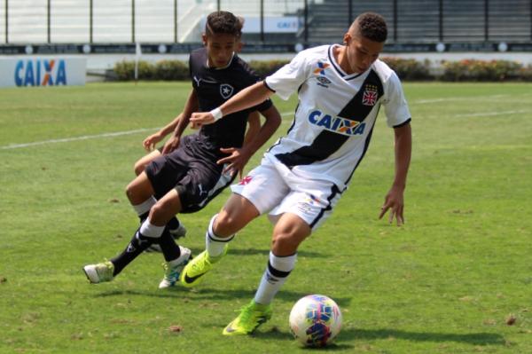 Paulinho tenta driblar marcador adversrio