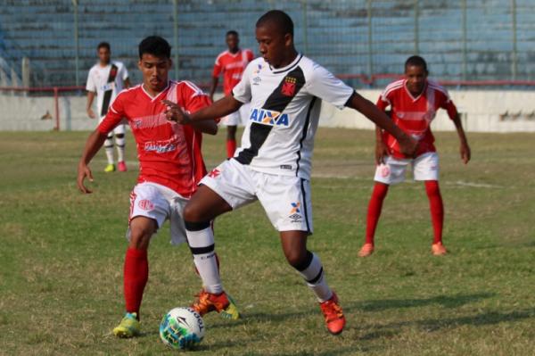 Felipe protege bola do marcador adversrio