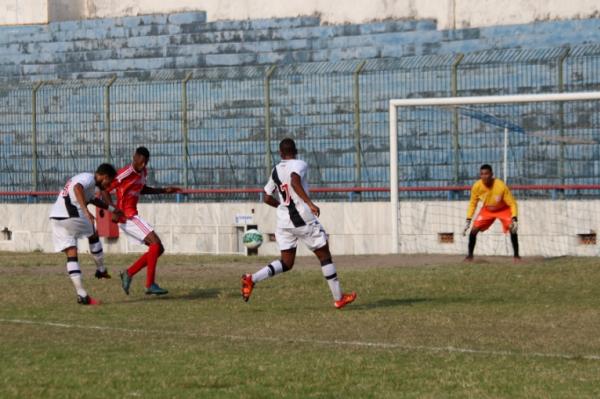 Hugo Borges finaliza bonito para marcar na Bariri