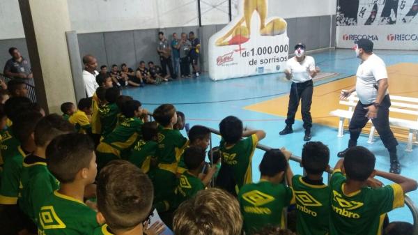 Pequenos vascanos prestam ateno em pea ministrada pelo PROERD