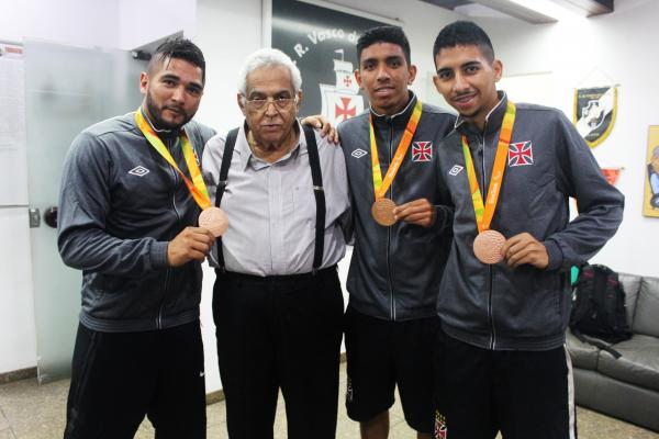 Jean Diniz, Felipe Rafael e Diego Delgado posam com o presidente Eurico Miranda