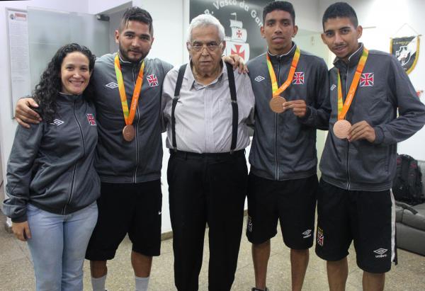 Livia Prates, coordenadora de esportes paralmpicos, ao lado do presidente Eurico Miranda e dos atletas Jean Diniz, Felipe Rafael e Diego Delgado