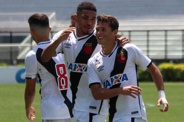 Barboza e Mateus Vital festejam um dos gols