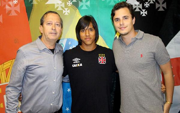 Patrick Teles entre Jorge Moraes e Jorginho Moraes na apresentao ao Vasco