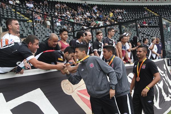 Diego Delgado, Felipe Rafael e Jean Diniz so parabenizados pelos torcedores